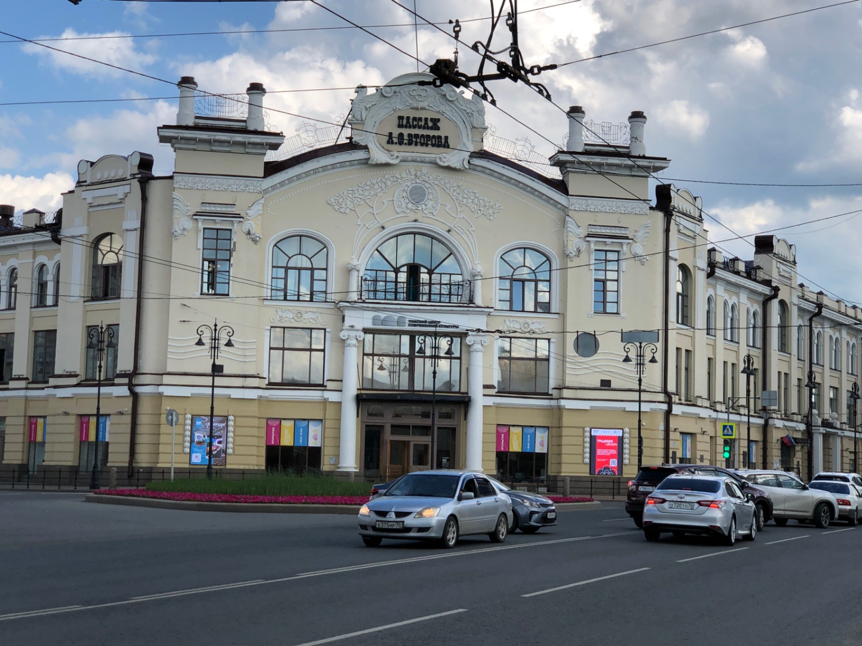 ГК «Зонд-реклама» установила LED-экраны на фасаде Пассажа Второва в Томске — фото 2