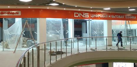 Начало работ по оформлению новой торговой точки "DNS" в ТЦ "Манеж"